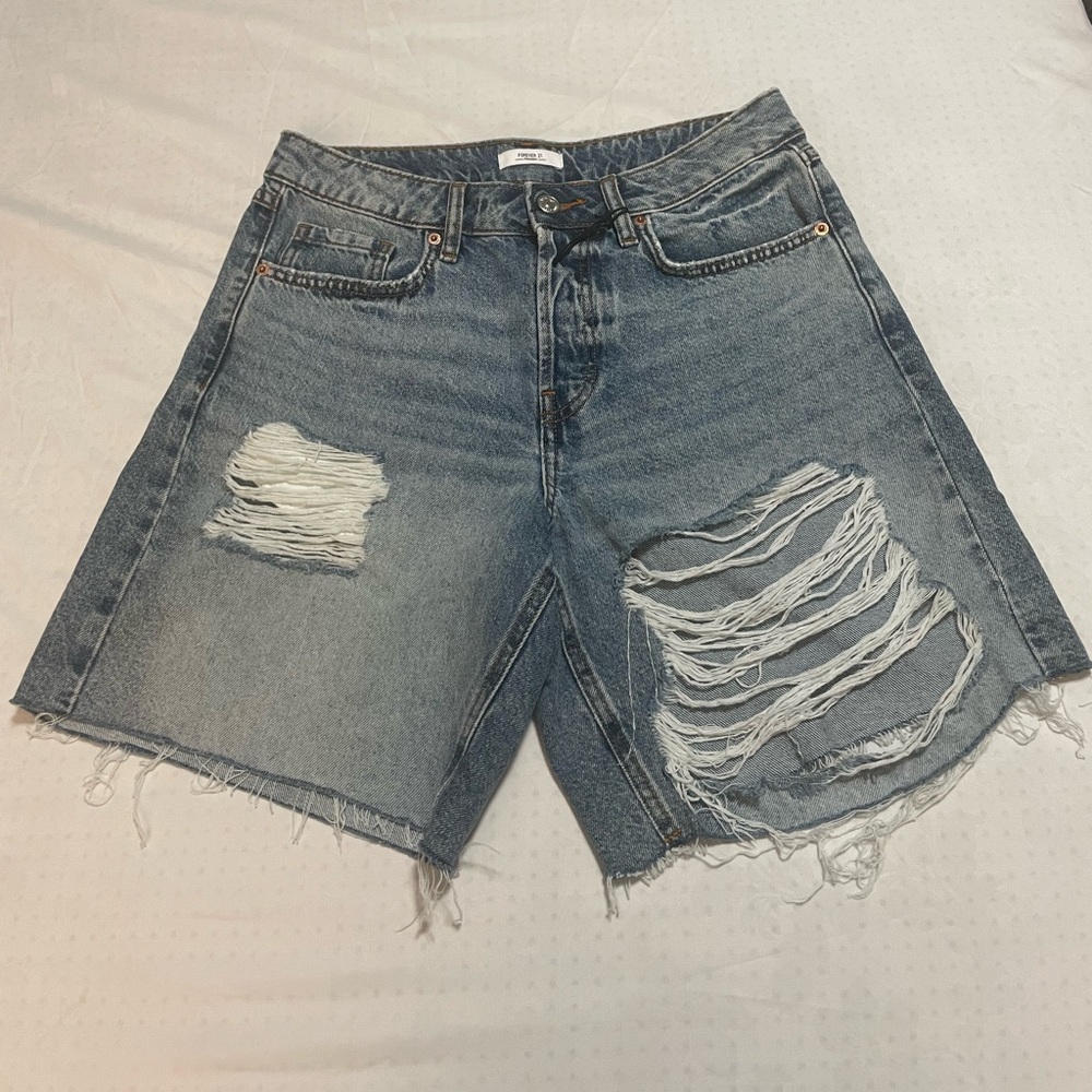 Forever 21 women's Blue Distressed Jean Shorts, size 26, New with out tags